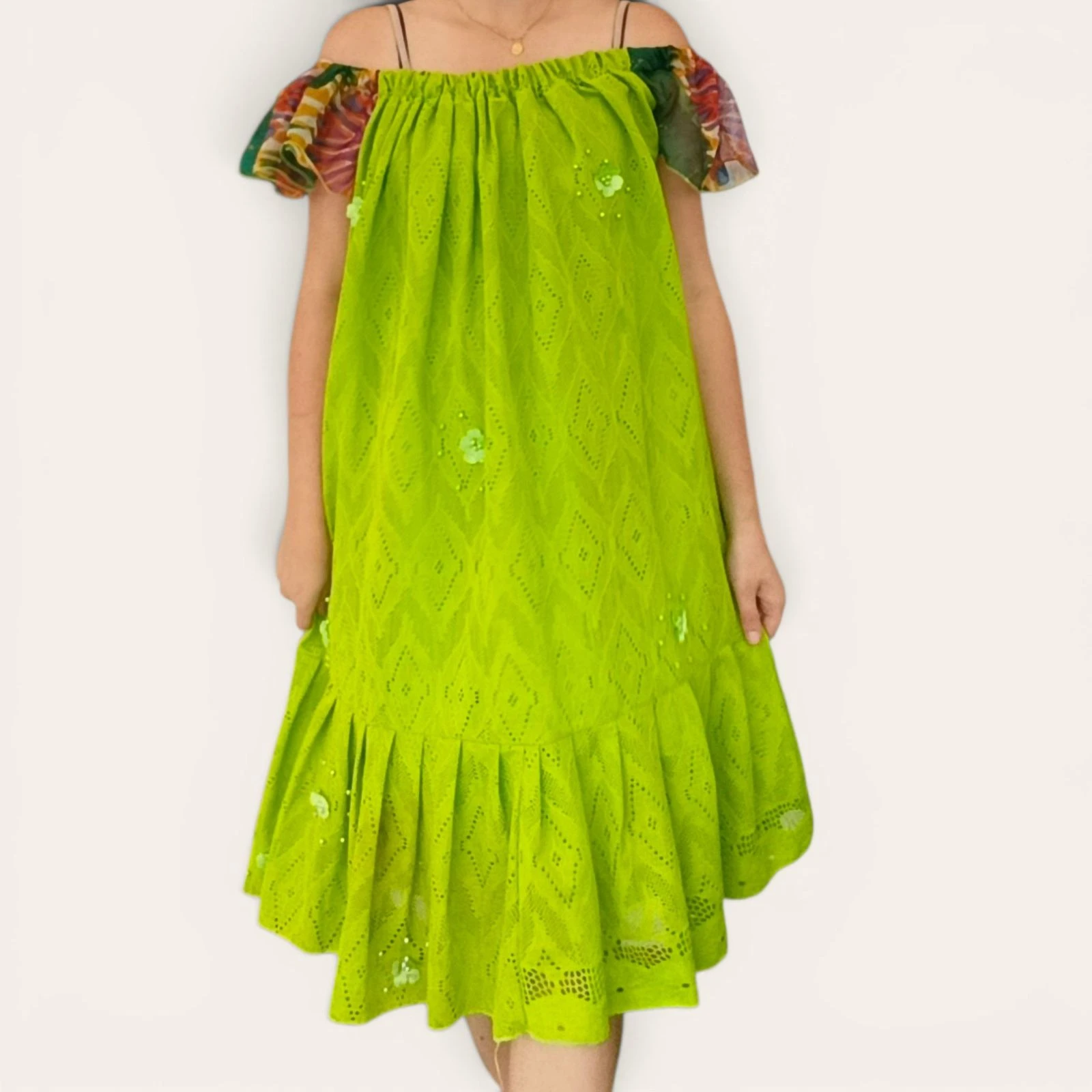 Vestido original verde holgado con hombros descubiertos y mangas multicolor talla 40/42 – photo 2